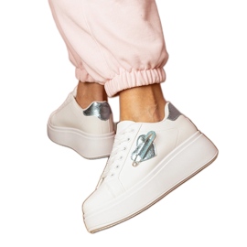 Adidași albi cu o inimă albastră și un pini de zircon