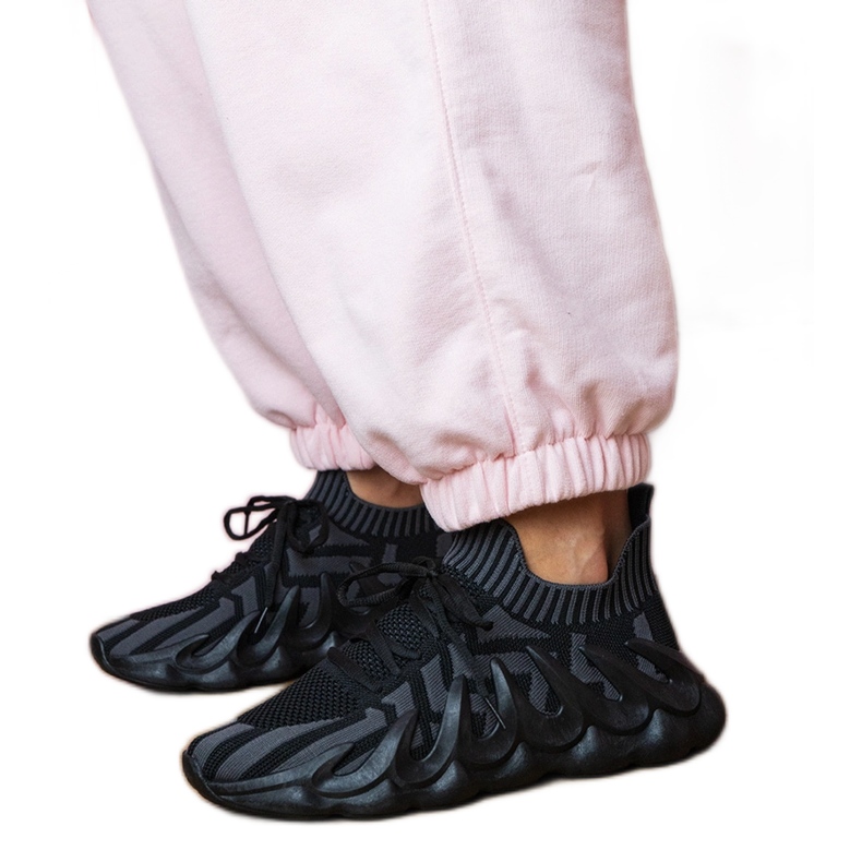 Adidași cu sporturi negre pe o talpă masivă negru Adidași cu sporturi negre pe o talpă masivă negru