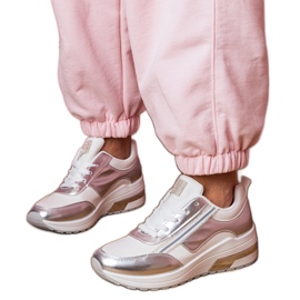 Adidași albi cu zirconi și o inserție metalică