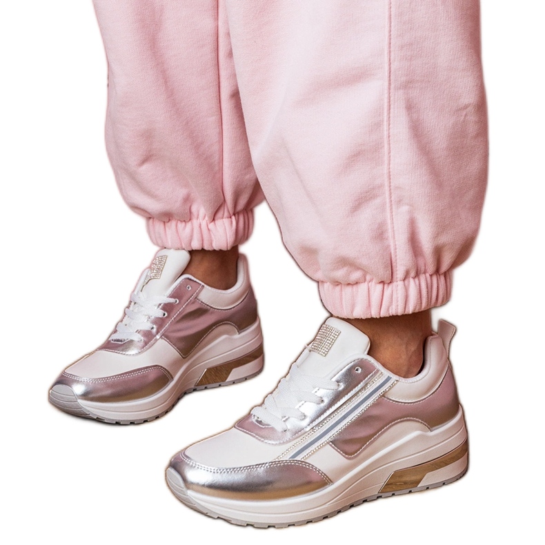 Adidași albi cu zirconi și o inserție metalică