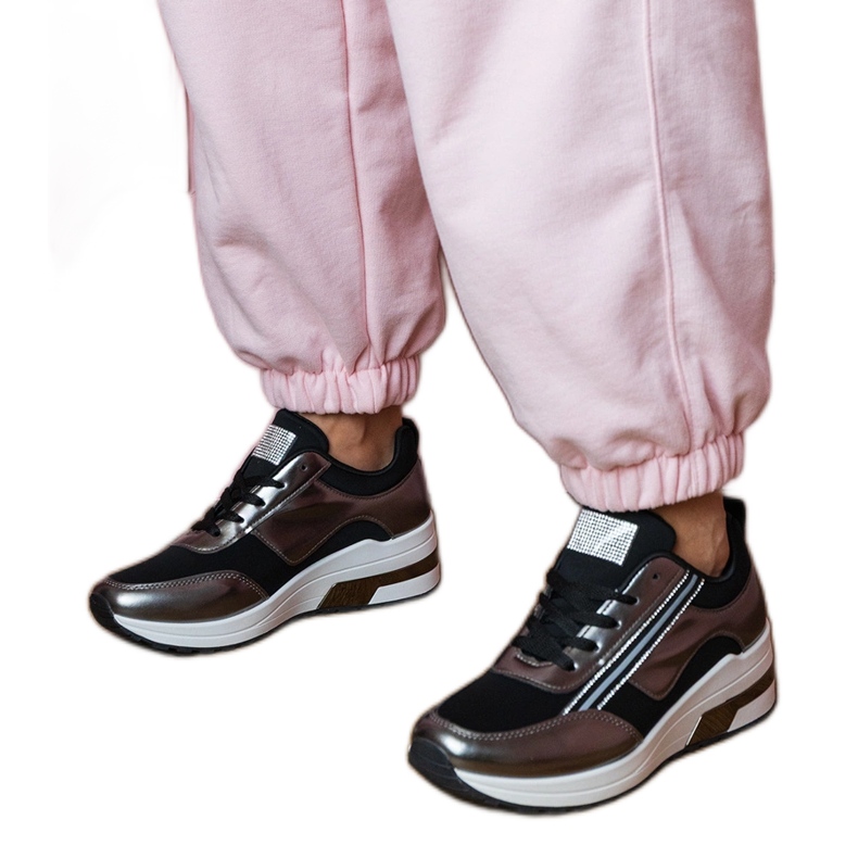 Adidași negri cu zirconi și o inserție metalică negru