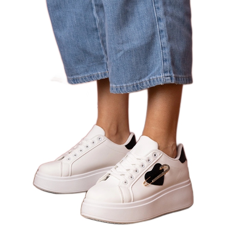 Adidași albi cu o inimă neagră și un pini de zircon