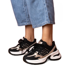 Adidași cu sporturi negre pe o talpă masivă negru Adidași cu sporturi negre pe o talpă masivă negru