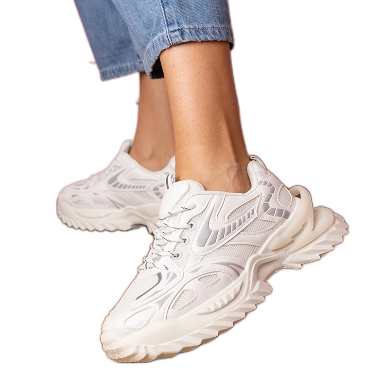 Adidași cu sport alb pe o talpă elegantă