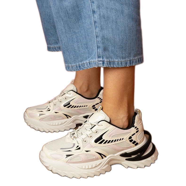 Adidași sportivi bej pe o talpă elegantă