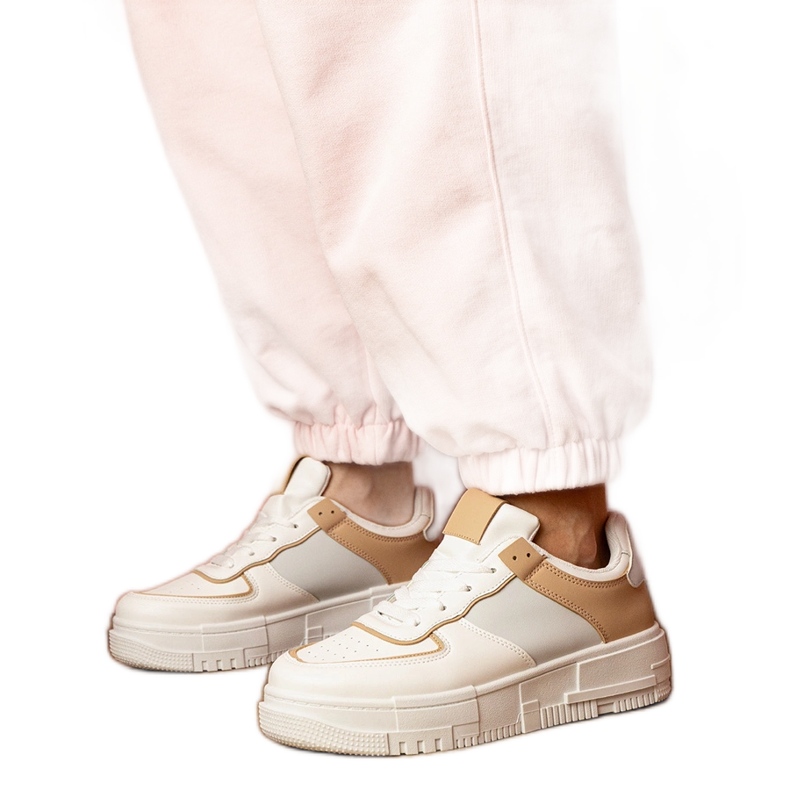 Adidași sportivi albi și bej pe Platfotm