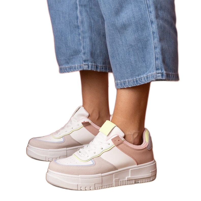 Adidași sportivi albi și gri pe Platfotm