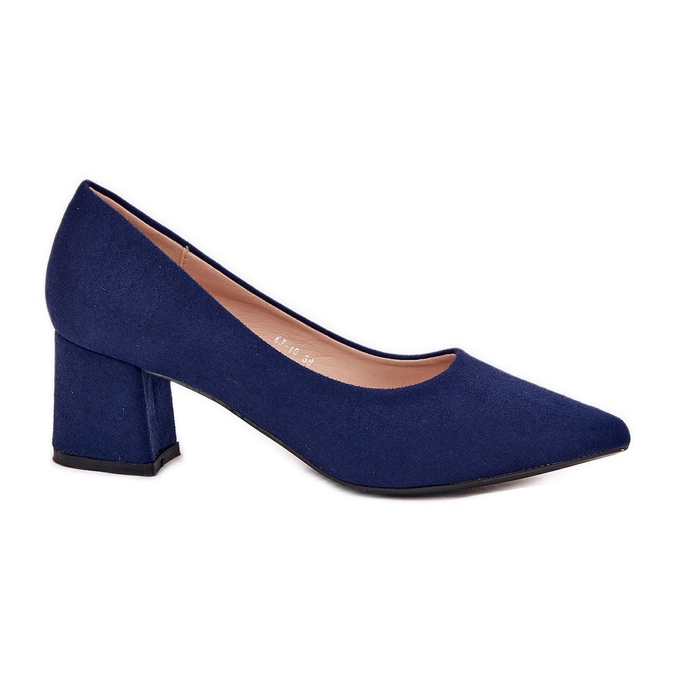 Pompe de femei cu degetele de la picioare pe stâlpul albastru bleumarin