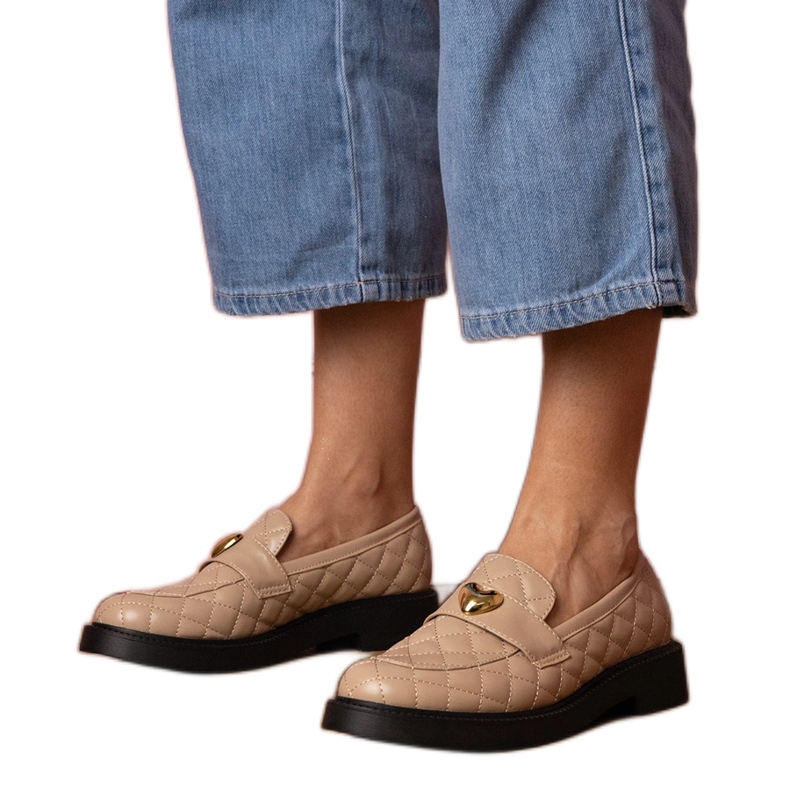 Plăcile matlasate bej decorate cu inimă