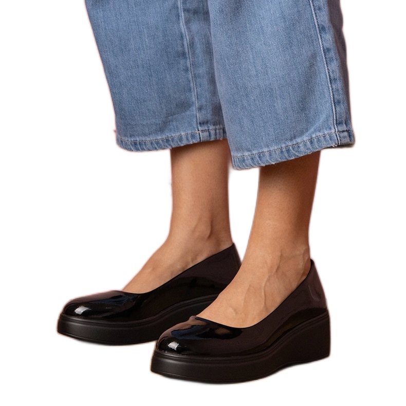 Pantofi negri lăcuiți pe platformă negru