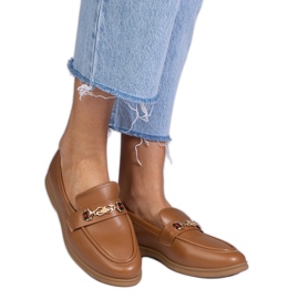 Plăceri maro închis cu un decor auriu