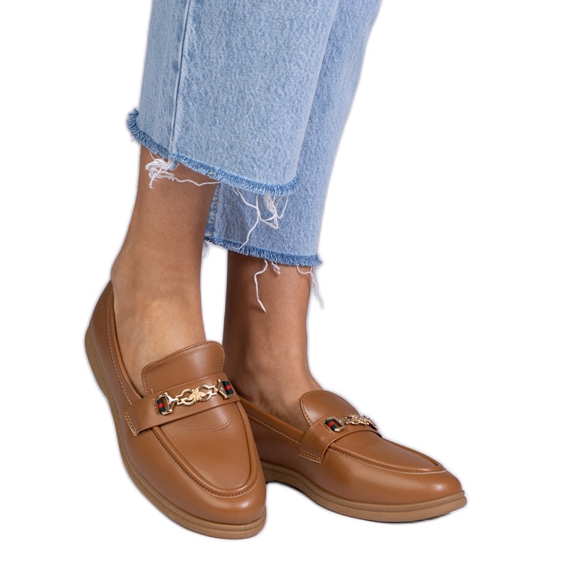 Plăceri maro închis cu un decor auriu Plăceri maro închis cu un decor auriu