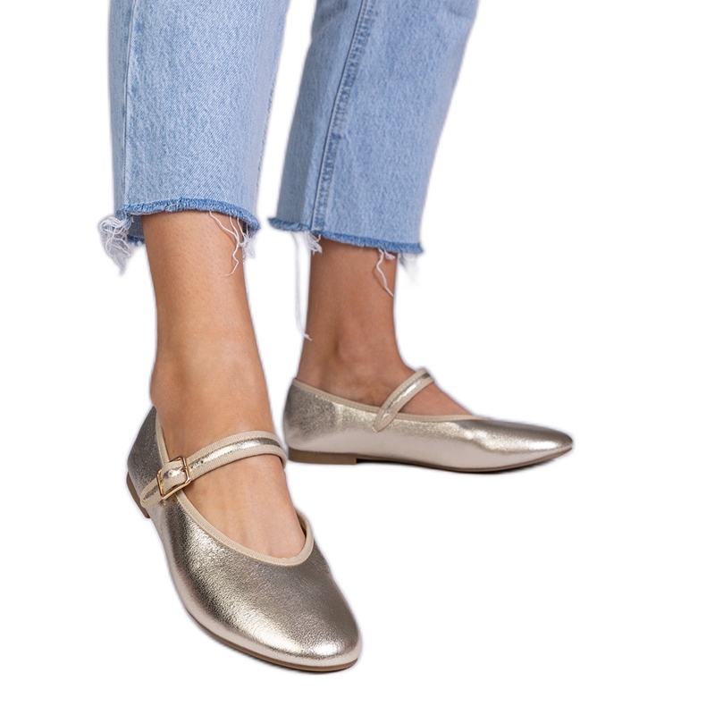 Balerinele de aur pentru femei cu o cataramă