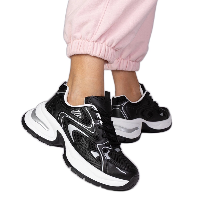 Adidași cu sport negru pe o talpă groasă Adidași cu sport negru pe o talpă groasă