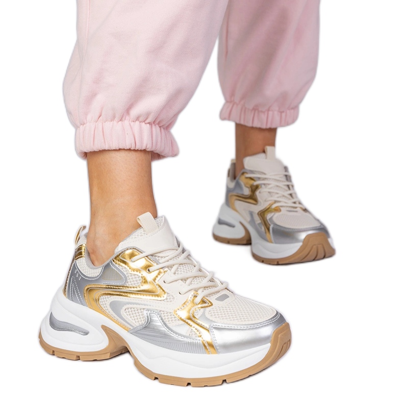 Adidași cu sporturi de aur pe o talpă groasă