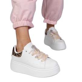 Adidași albi cu o inserție de leopard și un știft de zircon