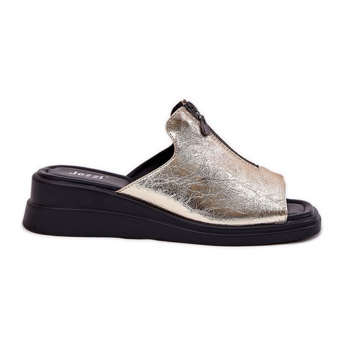 Pâinea femeilor cu o pană cu un castel de aur