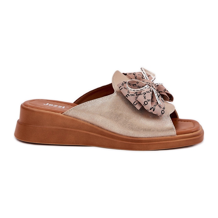 Jezzi Pâinea femeilor pe pană cu un arc de aur