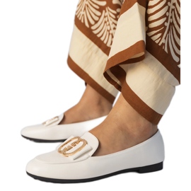 Plăcile albe pentru femei cu o decorare de aur Plăcile albe pentru femei cu o decorare de aur