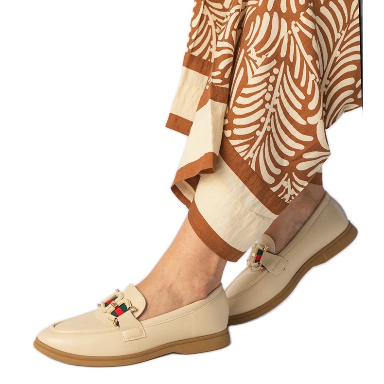 Creamy Eco -Leather Loafers cu un ornament bej
