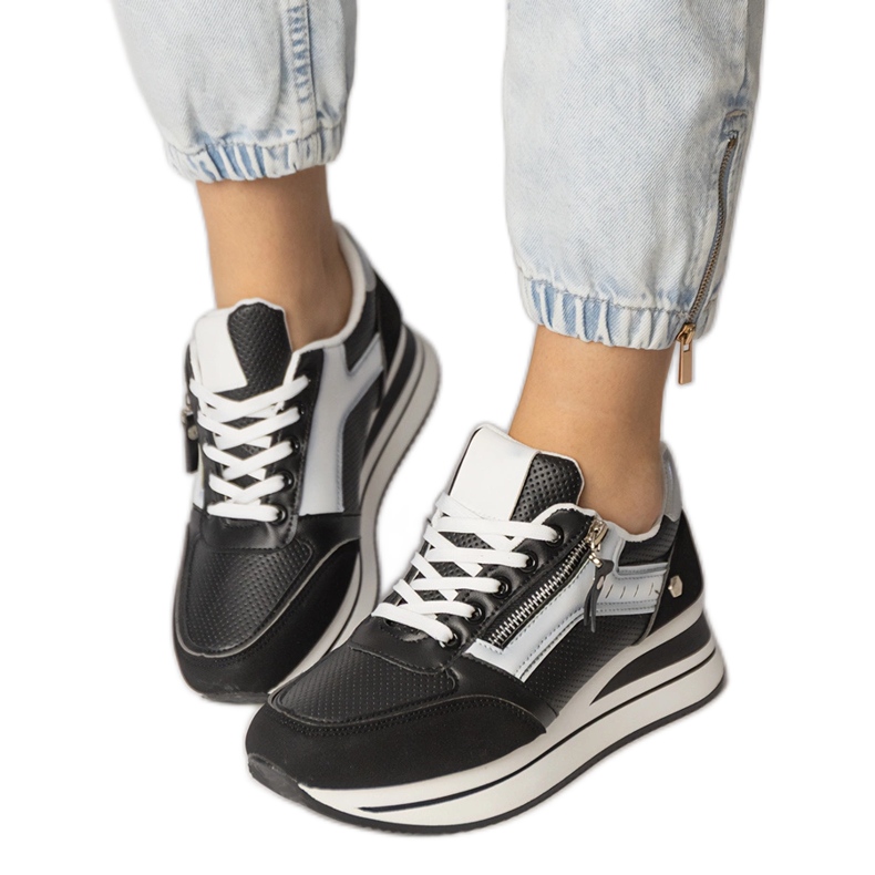 Adidaje de sport negru decorate cu un glisor Adidaje de sport negru decorate cu un glisor