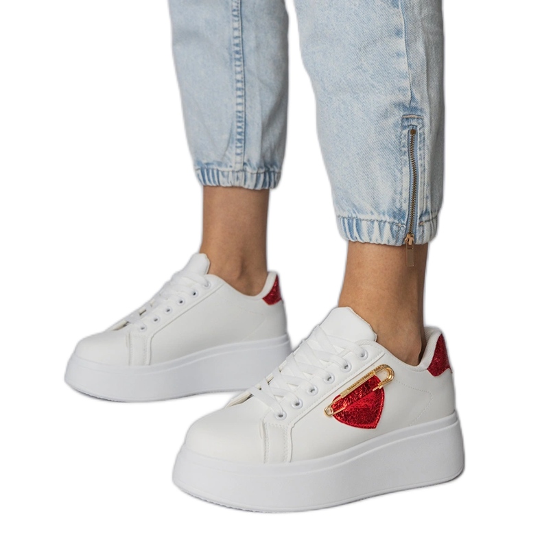 Adidași albi cu inima roșie