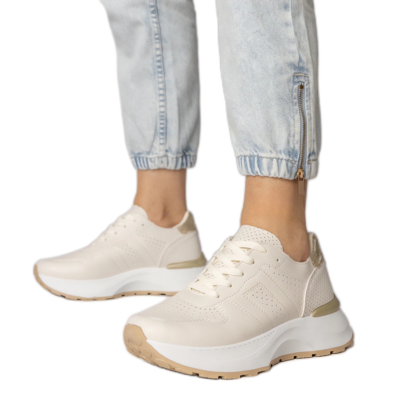 Adidași sportivi bej cu o inserție de aur