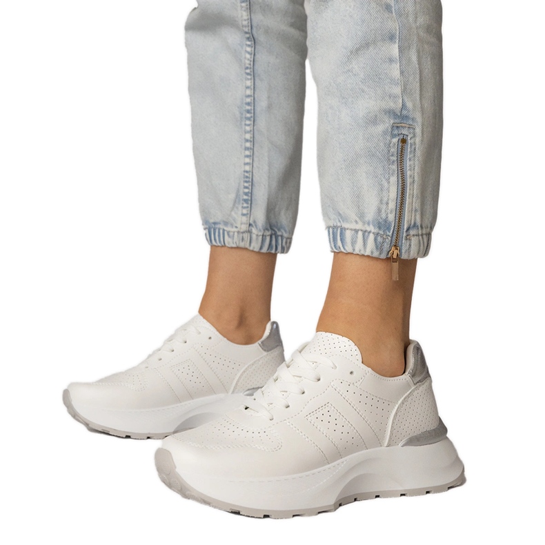 Adidași cu sport alb cu o inserție de argint