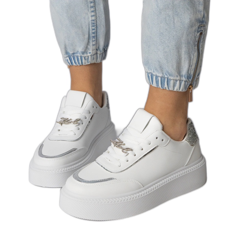 Adidași albi și argintii decorați cu sclipici și zircoane Adidași albi și argintii decorați cu sclipici și zircoane