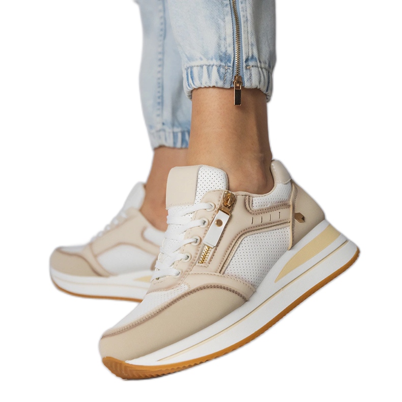 Adidaje sportive bej decorate cu un glisor