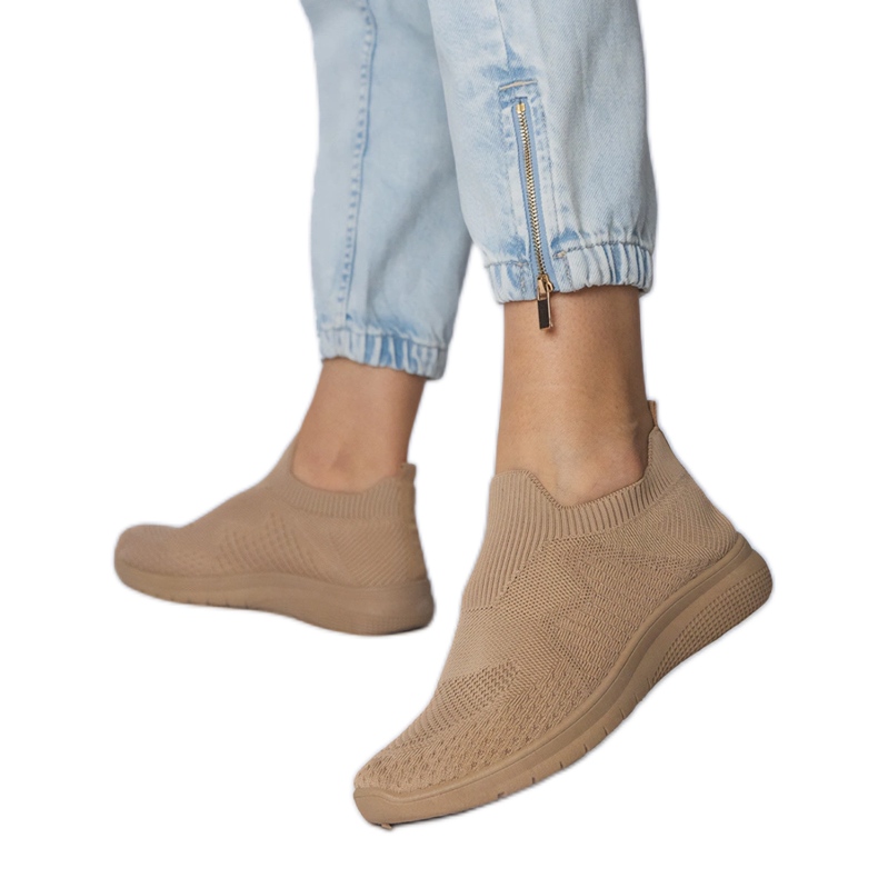 Adidași sportivi bej cu un superior de șosetă Adidași sportivi bej cu un superior de șosetă