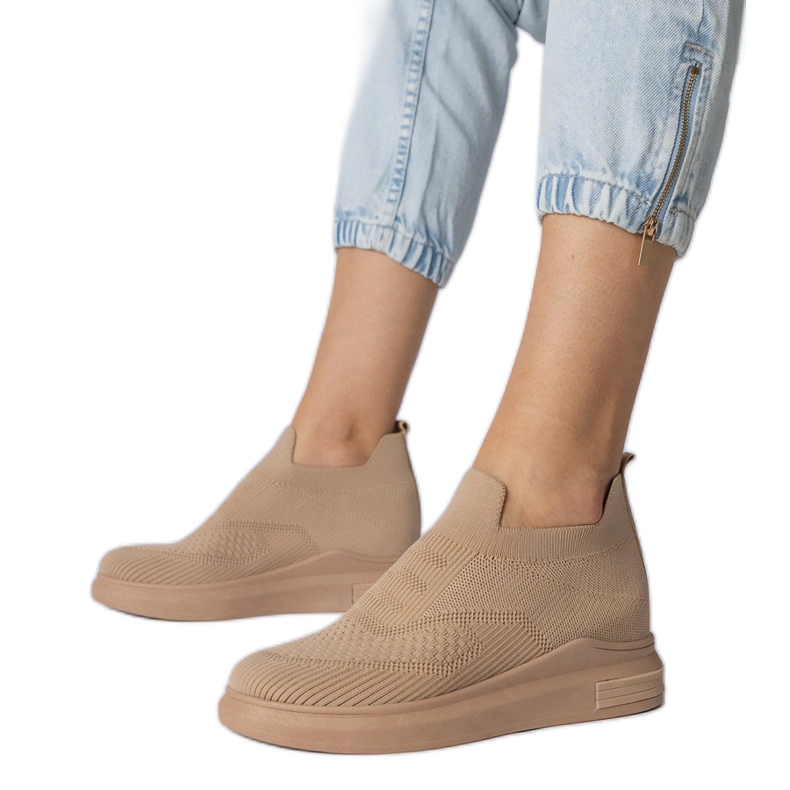 Adidaje alunecătoare cu șosete maronii