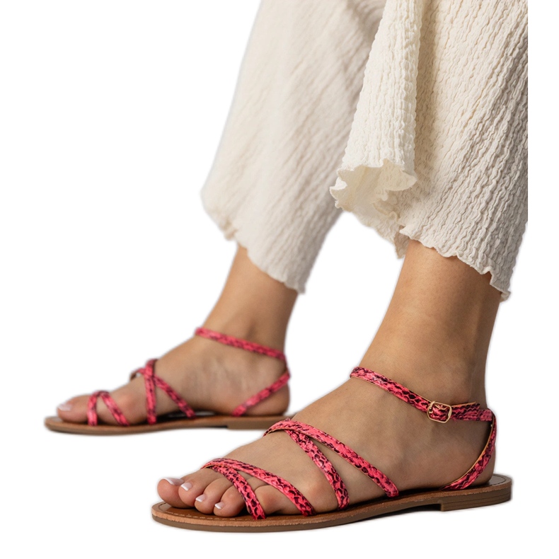 Sandale roz pe o talpă plată