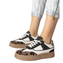 Adidași alb -negru cu accesoriu leopard Adidași alb -negru cu accesoriu leopard