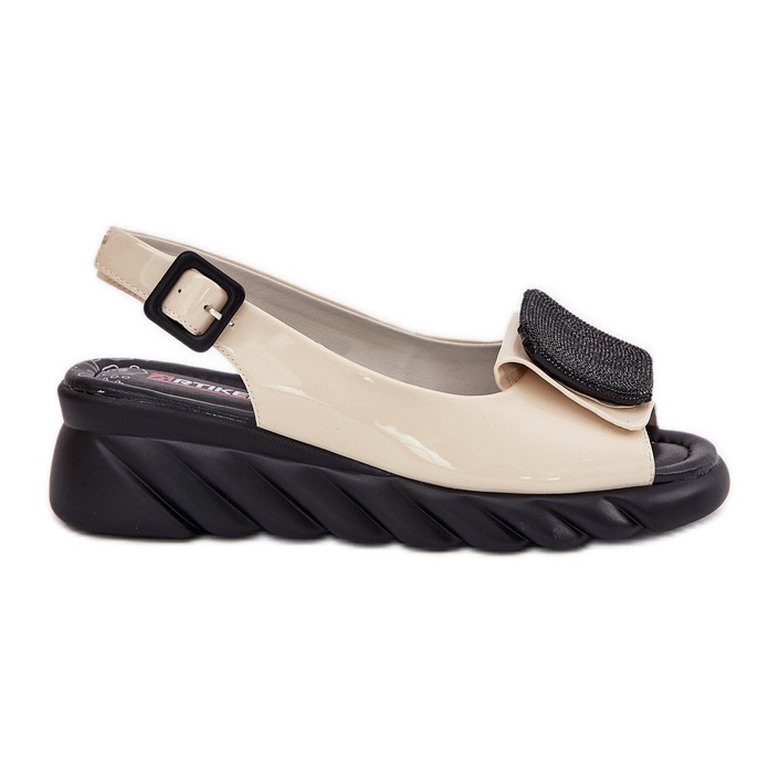 Sandale pentru femei lăcuite din piele cu decorare antică Artiker 56C1567 bej Sandale pentru femei lăcuite din piele cu decorare antică Artiker 56C1567 bej