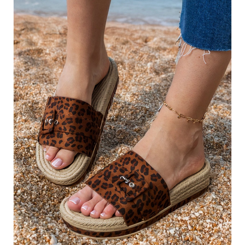 Leopard flip -flops pe platformă cu o cataramă decorativă maro
