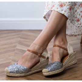 Sandale de brocart argintiu pe pană Sandale de brocart argintiu pe pană