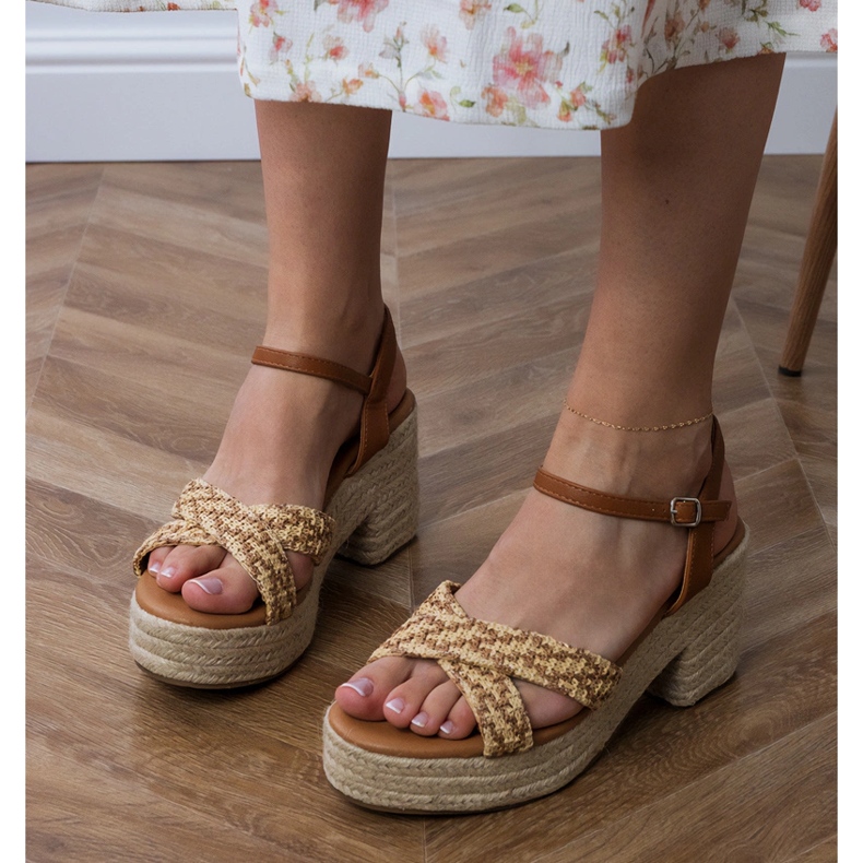 Sandale maro trasate pe post