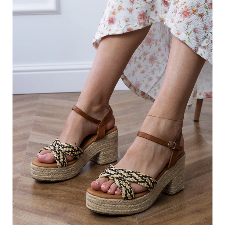 Sandale negre țesute pe post negru