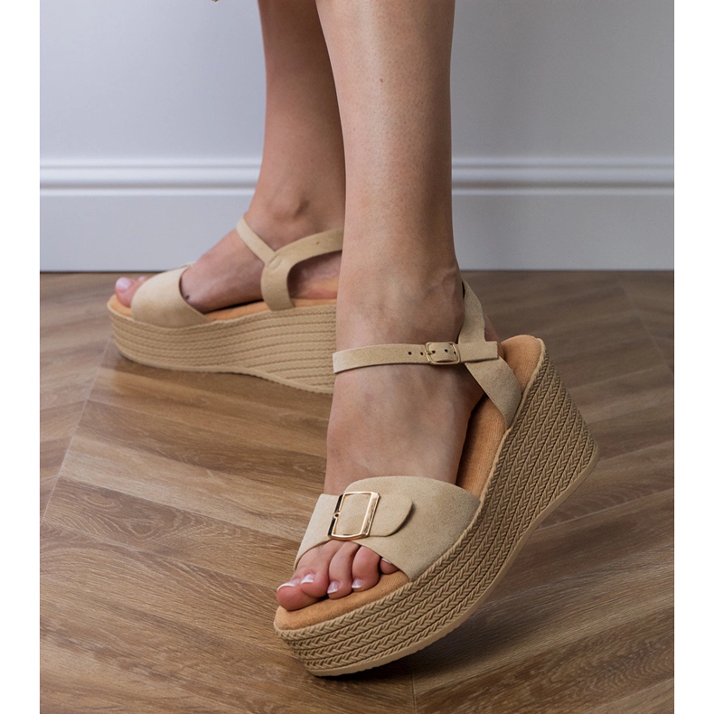 Sandale de femei maro cu o cataramă decorativă