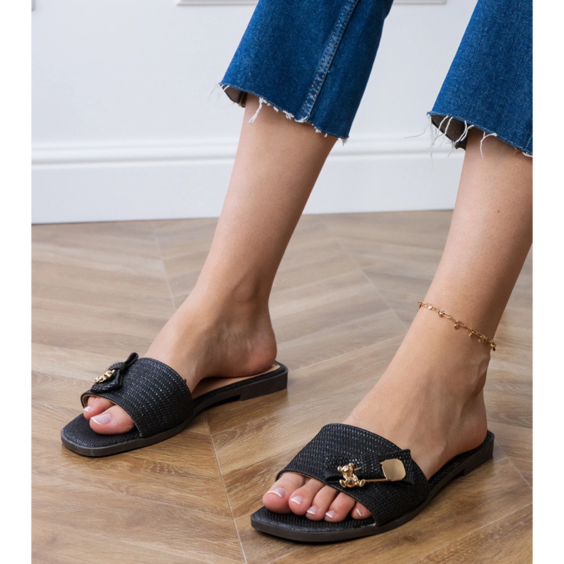 Flip -flop -uri plate negre cu un decor auriu negru