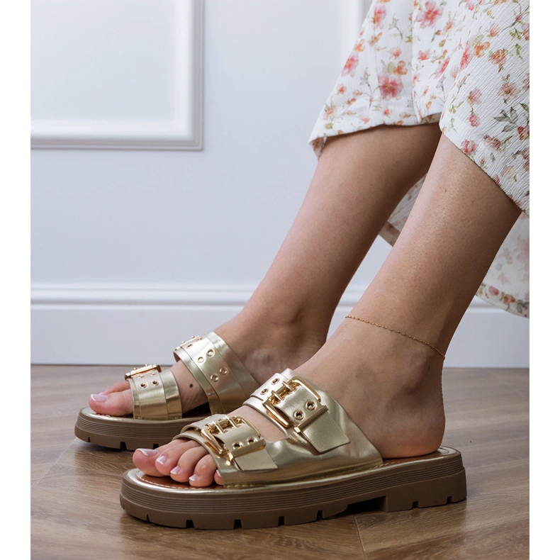 Flip -flop -uri plate aurii cu cleme pe dungi de aur