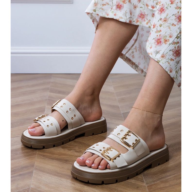 Clapele plate bej cu cleme pe dungi