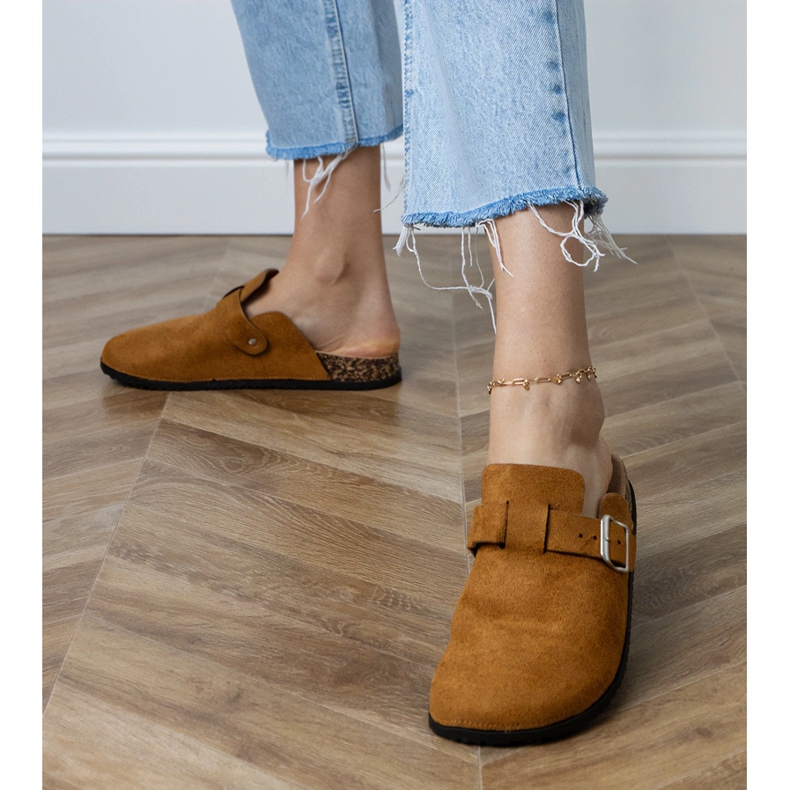 Flip -Flip -Flops construit pe o talpă din plută maro