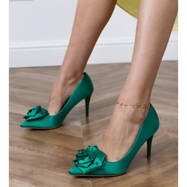 Pompe de satin verde cu o floare Pompe de satin verde cu o floare