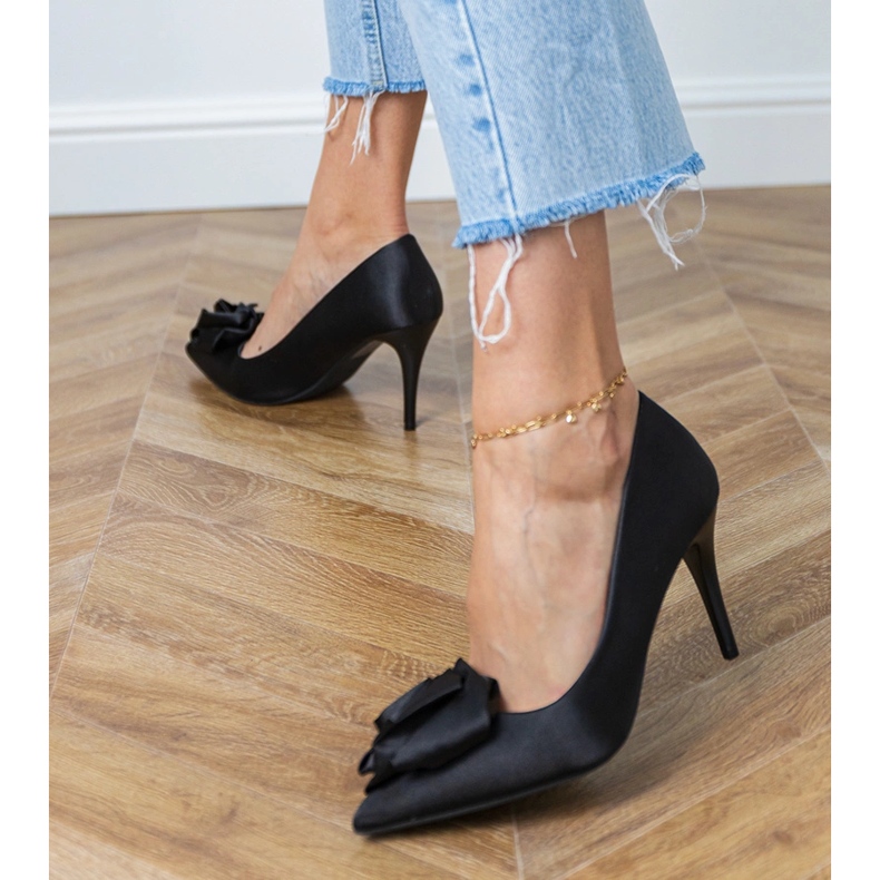 Pompe din satin negru cu o floare