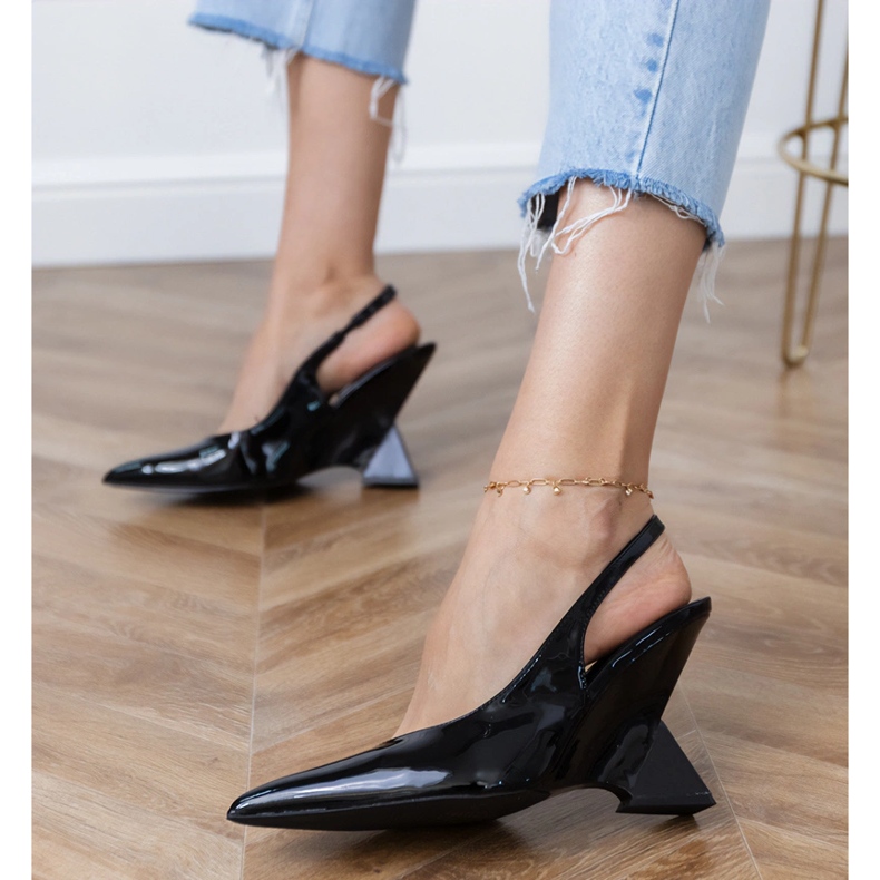 Sandale negre pe o pană geometrică negru Sandale negre pe o pană geometrică negru