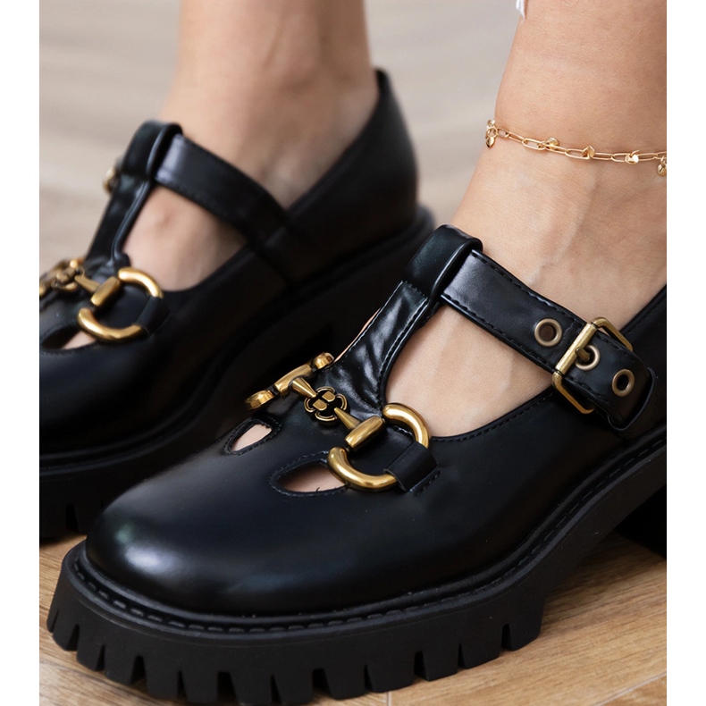 Pantofi negri pe o talpă groasă cu o decorare aurii negru Pantofi negri pe o talpă groasă cu o decorare aurii negru