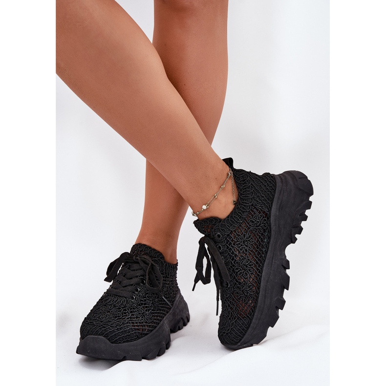 Adidași pentru femei cu un superior negru croșetat Adidași pentru femei cu un superior negru croșetat