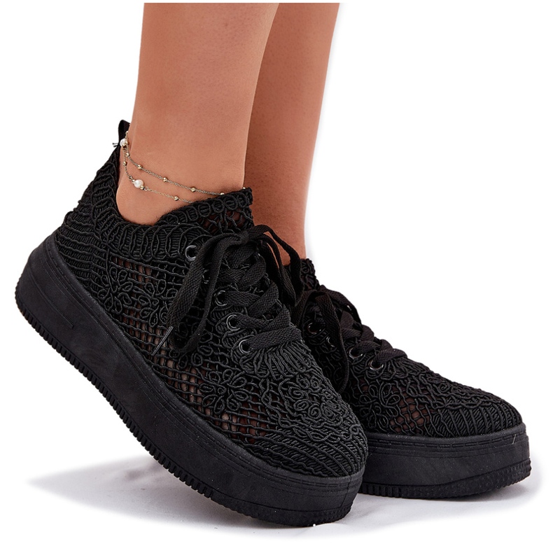 Adidașii pentru femei pe platformă cu un superior negru de croșetat superior